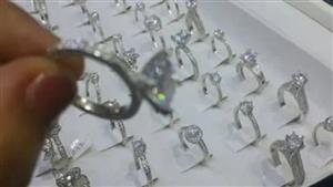 "كسبت الذهب".. ارتفاع ملحوظ لمبيعات الفضة بعد زيادتها بالأسواق