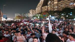 "شماريخ وأعلام".. كيف احتفل الجمهور بالكونفدرالية أمام مقر نادي الزمالك؟ ( 50 صورة)