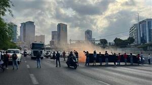 أهالي الأسرى الإسرائيليين يغلقون محور أيالون في تل أبيب