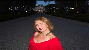 قبل أيام من عرضها.. يسرا تطرح بوستر منفرد لمسرحية "ملك والشاطر"