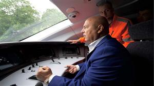 10 صور.. كامل الوزير يجري اختبار القيادة لأول قطار كهربائي سريع "فيلارو"