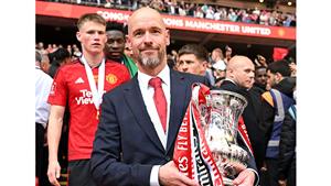 موقف طريف.. مارتينيز يحمل تين هاج ومدرب اليونايتد يصفعه (فيديو)