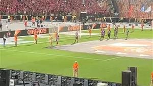 "تحية الجماهير"..  لاعبي الترجي يرفضون دهس علم الأهلي (صور)