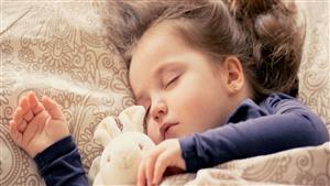 علماء يجيبون.. بماذا يحلم الأطفال والشباب وكبار السن أثناء النوم؟