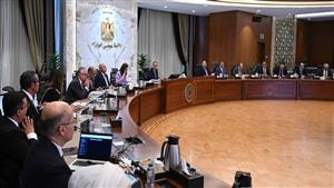 نشرة منتصف الليل: استثناء هذه الأنشطة من مواعيد غلق المحلات.. وتفاصيل التغيير الوزاري وعدد الراحلين