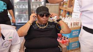 عبد الباسط حمودة يصل مسجد الحصري لتشييع جنازة والدة محمود الليثي (صور)