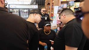 عمر كمال يشارك في تشييع جنازة والدة محمود الليثي (صور)