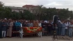 بالصور.. أهالي قرية عبود بالفيوم يشيعون جثمان الحاجة عائشة 