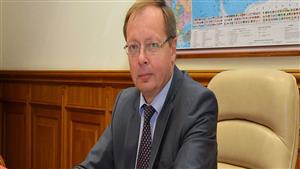 لم تحدد أسباب استدعائه.. السفير البريطاني لدى موسكو يغادر مبنى الخارجية الروسية