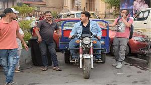 بالصور| مصطفى غريب في ميدان الإسماعيلية بسبب فيلم "المستريحة"