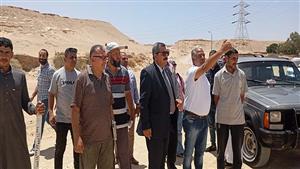 حفاظًا على الأرواح والممتلكات.. إقامة سد وقناة لتصريف مياه السيول بقرية غرندل