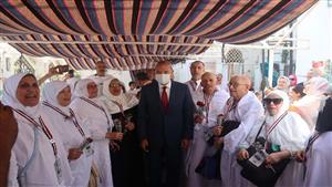 بالصور- محافظ القليوبية يودع أول فوج للحجاج قبل سفرهم لبيت الله الحرام