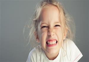 "جز" طفلك على أسنانه يهدده بأضرار خطيرة- إليك طرق علاجه‎