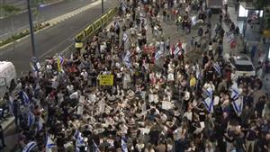   أهالي الأسرى يغلقون طريقا رئيسيا بتل أبيب مطالبين بإبرام صفقة