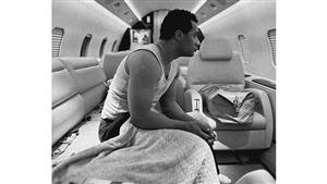 أحدث ظهور لـ محمد رمضان نائمًا داخل طائرته الخاصة.. (صور)