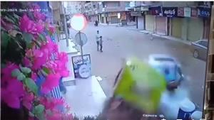 40 ثانية تحبس الأنفاس.. سيارة طائشة تطيح بطفل ورجل في الهواء بالبحيرة- فيديو وصور