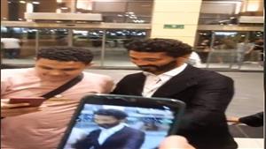  "متواضع وبيضحك مع الناس".. كيف تعامل خالد النبوي مع الجمهور بعد طلب التقاط الصور معه؟