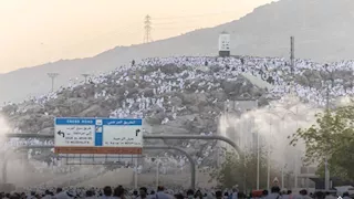 ضيوف الرحمن يتوافدون إلى مشعر منى لقضاء يوم التروية