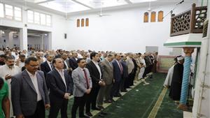 بالصور.. محافظ أسوان يؤدي صلاة عيد الأضحى بمسجد النصر
