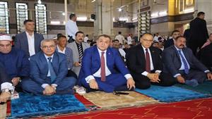 محافظ الشرقية ورئيس جامعة الزقازيق يؤديان صلاة عيد الأضحى 