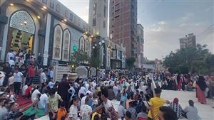 أهالي أسيوط يؤدون صلاة عيد الأضحى والفتيات يوزعن الحلوى والبالونات على الأطفال (صور وفيديو)