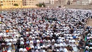 بالصور.. أهالي المنيا يؤدون صلاة عيد الأضحى في الساحات 