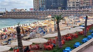 الرايات صفراء وحمراء.. إقبال كبير على شواطئ الإسكندرية ثالث أيام العيد - صور