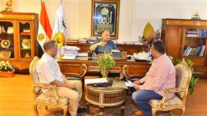 محافظ أسيوط يستعرض جهود تطوير مواقف سيارات الأجرة والسرفيس ويوجه بتحسين الخدمة 