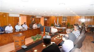 بالصور- محافظ أسيوط يناقش الاستعدادات النهائية لامتحانات الثانوية العامة داخل 79 لجنة