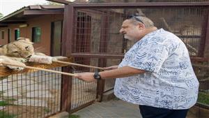 "يحمل تمساحا ويطعم أسودا".. خالد الصاوي يوثق رحلته لحديقة الحيوان (صور)