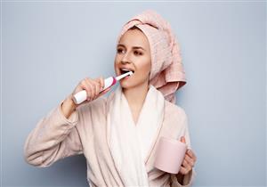 طبيبة تحذر من تنظيف الأسنان بعد هذا المشروب