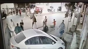 بالعصي والشوم.. الأمن يكشف كواليس فيديو الاعتداء على رجل وزوجته وأطفاله في الشارع بأسيوط- صور