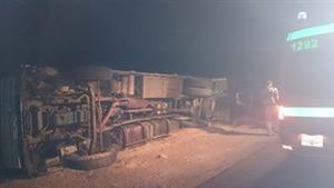 مصرع سائق وإصابة نجله في انقلاب شاحنة بالوادي الجديد