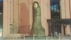 "بصمة المستثمر".. ماذا وراء إنشاء نصب الإصبع أمام فندق "قلب العالم" بالعراق؟