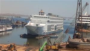 سابقة هي الأولى من نوعها.. 6 صور وفيديو ترصد إنزال أكبر الفنادق العائمة في بحيرة ناصر