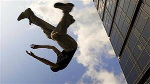 مرضيش يروح معها السوق..  سيدة تلقي زوجها من سطح منزلهما