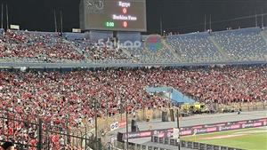 هتاف جمهور مصر لفلسطين في بداية مباراة منتخب مصر وبوركينا فاسو (فيديو)