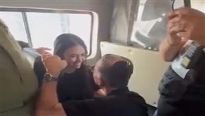 الإعلام العبري ينشر أول فيديو لأسيرة إسرائيلية تم تحريرها اليوم من غزة