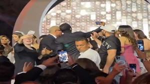 تطور جديد في "صفعة عمرو دياب".. محامي الشاب يطلب مليار جنيه تعويض