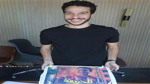 بالصور.. نور النبوي يحتفل بعيد ميلاده مع أبطال "الحريفة" ويتلقى التهاني من زملائه