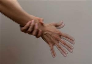 طبيب يحذر من رعشة اليدين: عرض لهذه الأمراض