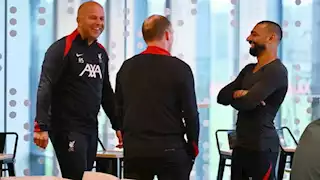 تصريح غير متوقع من لاعب ليفربول عن صلاح وسلوت