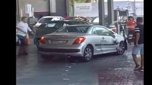 بعد مضايقتها على الطريق.. لبنانية تقتحم محطة بنزين وتحطم السيارات (فيديو)