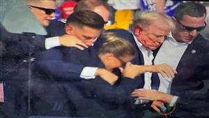 آثار دماء على أذنه.. إصابة ترامب بإطلاق نار في تجمع انتخابي (صورة)