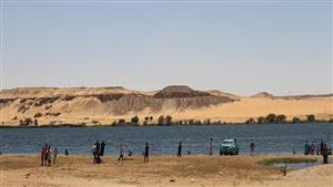 بشواطئ نيلية للسباحة والتقاط الأنفاس.. هكذا يتغلب أهالي أسوان على حر الصيف (صور) 