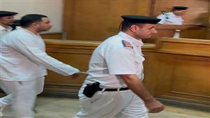  تنحي دفاع "سفاح التجمع" بعد مشاهدة الفيديوهات في المحكمة | صور  