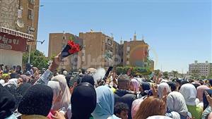 بالطبل والمزمار.. طالبات السويس يحتفلن بانتهاء ماراثون الثانوية العامة- فيديو وصور