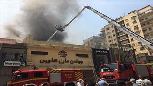  بالصور.. حريق في محل "جولدن مان هاوس" بوسط البلد