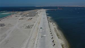 توفر 2000 فرصة عمل.. صور ترصد تنفيذ مشروع محطة الحاويات على رصيف 100 بميناء الدخيلة