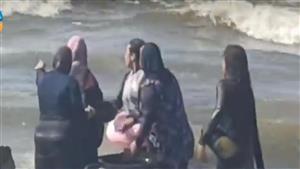 18 شخصًا صارعوا الموت لمدة 15 دقيقة.. ماذا حدث في شاطئ الهانوفيل بالإسكندرية؟ -فيديو وصور